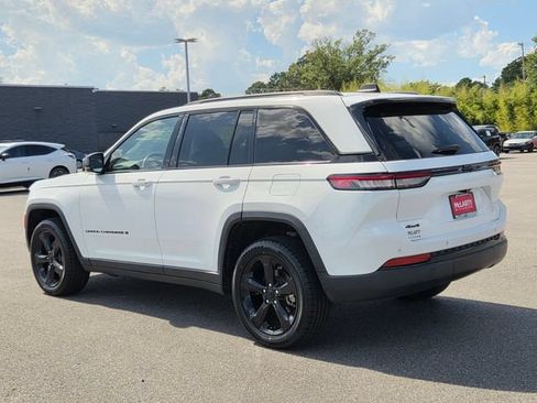 Used 2023 Jeep Grand Cherokee Altitude AWD/4WD image 3