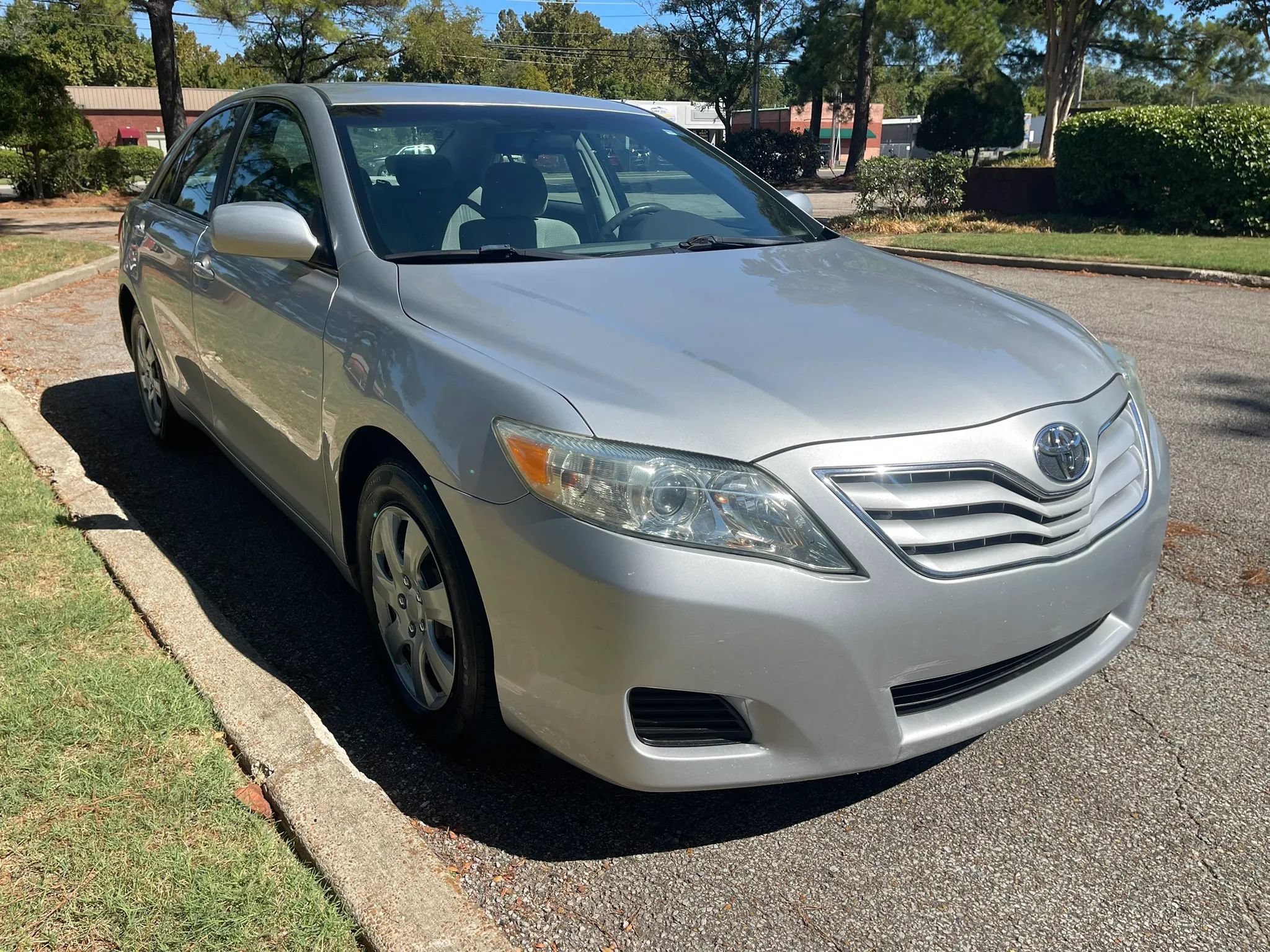 Used 2010 Toyota Camry LE FWD image 7