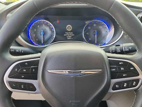 Certified 2024 Chrysler Pacifica Touring-L FWD image 7