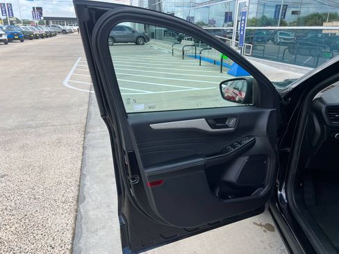 Used 2022 Ford Escape SE w/ SE Sport Appearance Package FWD image 9