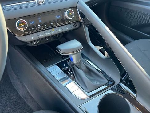 Certified 2025 Hyundai Elantra SEL FWD image 22