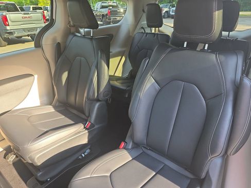 Used 2024 Chrysler Pacifica Limited FWD image 15