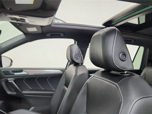 Used 2023 Volkswagen Tiguan SE R-Line image 36