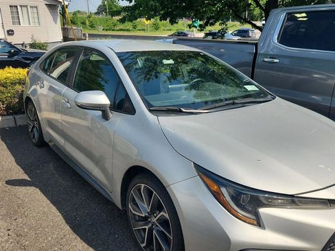 Used 2021 Toyota Corolla SE FWD image 2
