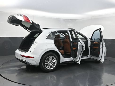 Used 2023 Audi Q5 2.0T Premium w/ Convenience Package AWD/4WD image 40