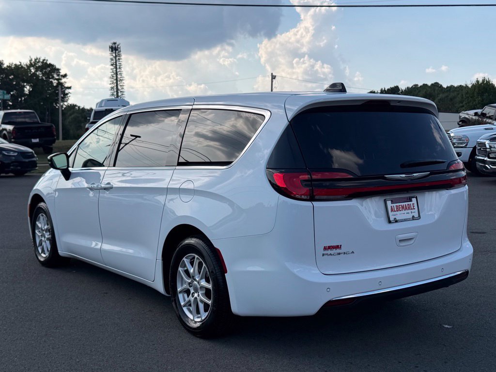 Used 2025 Chrysler Pacifica Select FWD image 8