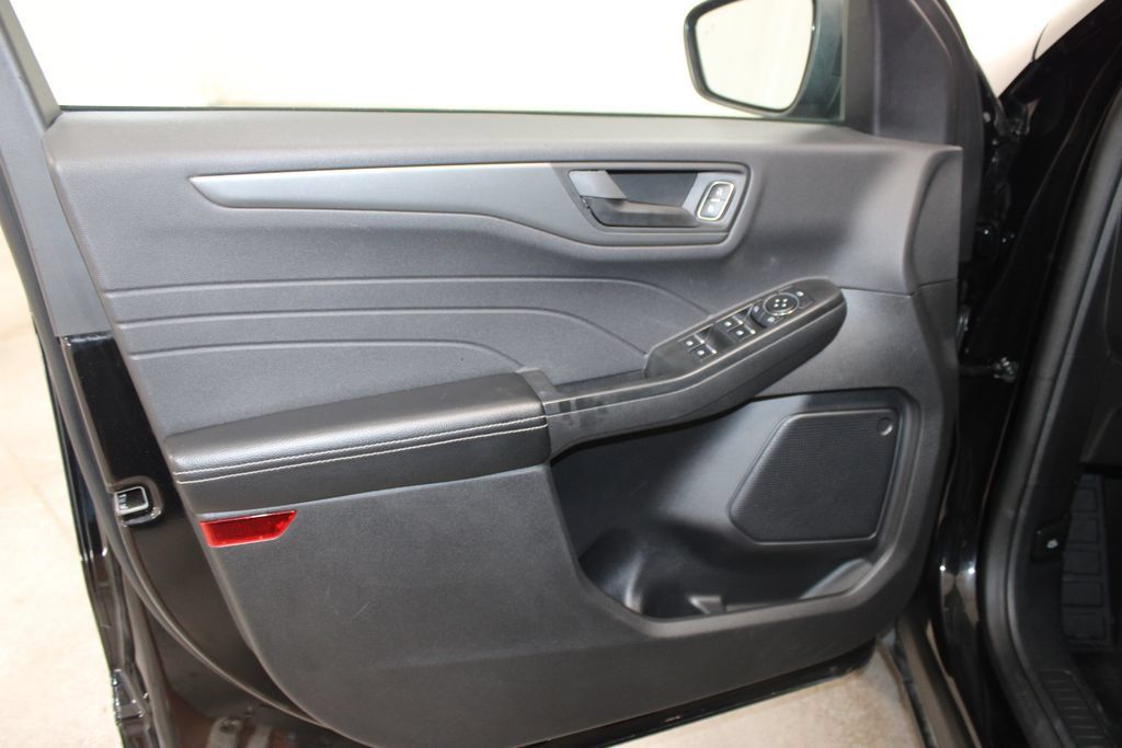 Used 2025 Ford Escape Active AWD/4WD image 17