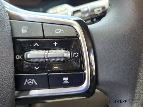 Certified 2025 Kia Carnival FWD image 25