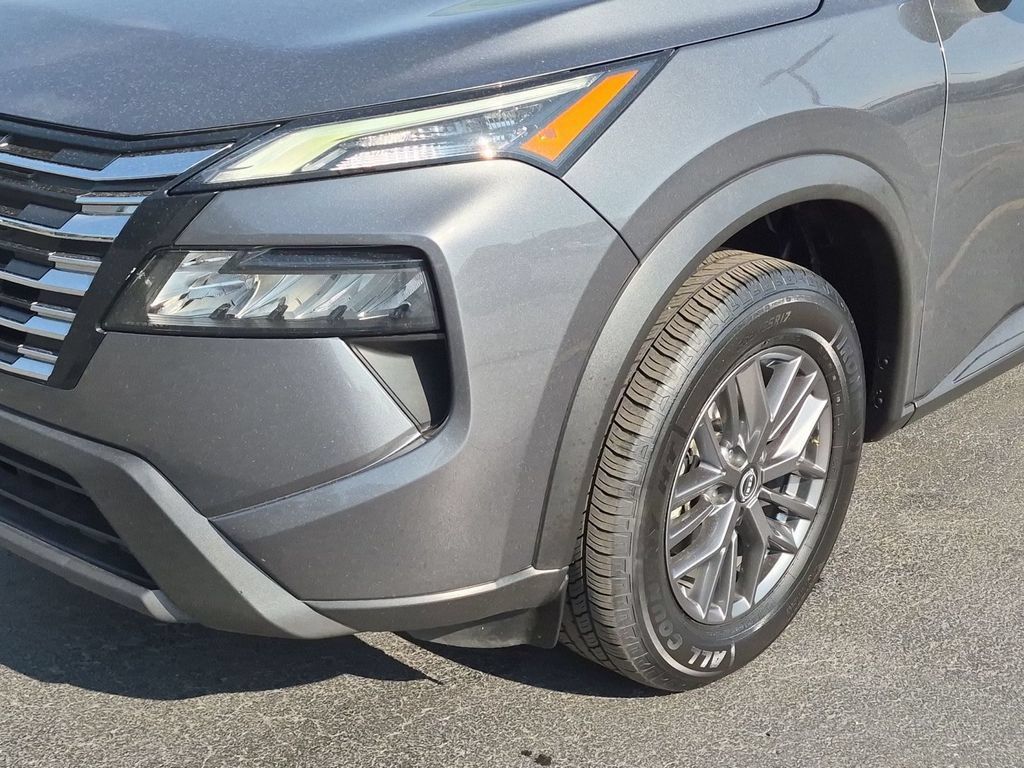 Used 2024 Nissan Rogue S AWD/4WD image 9