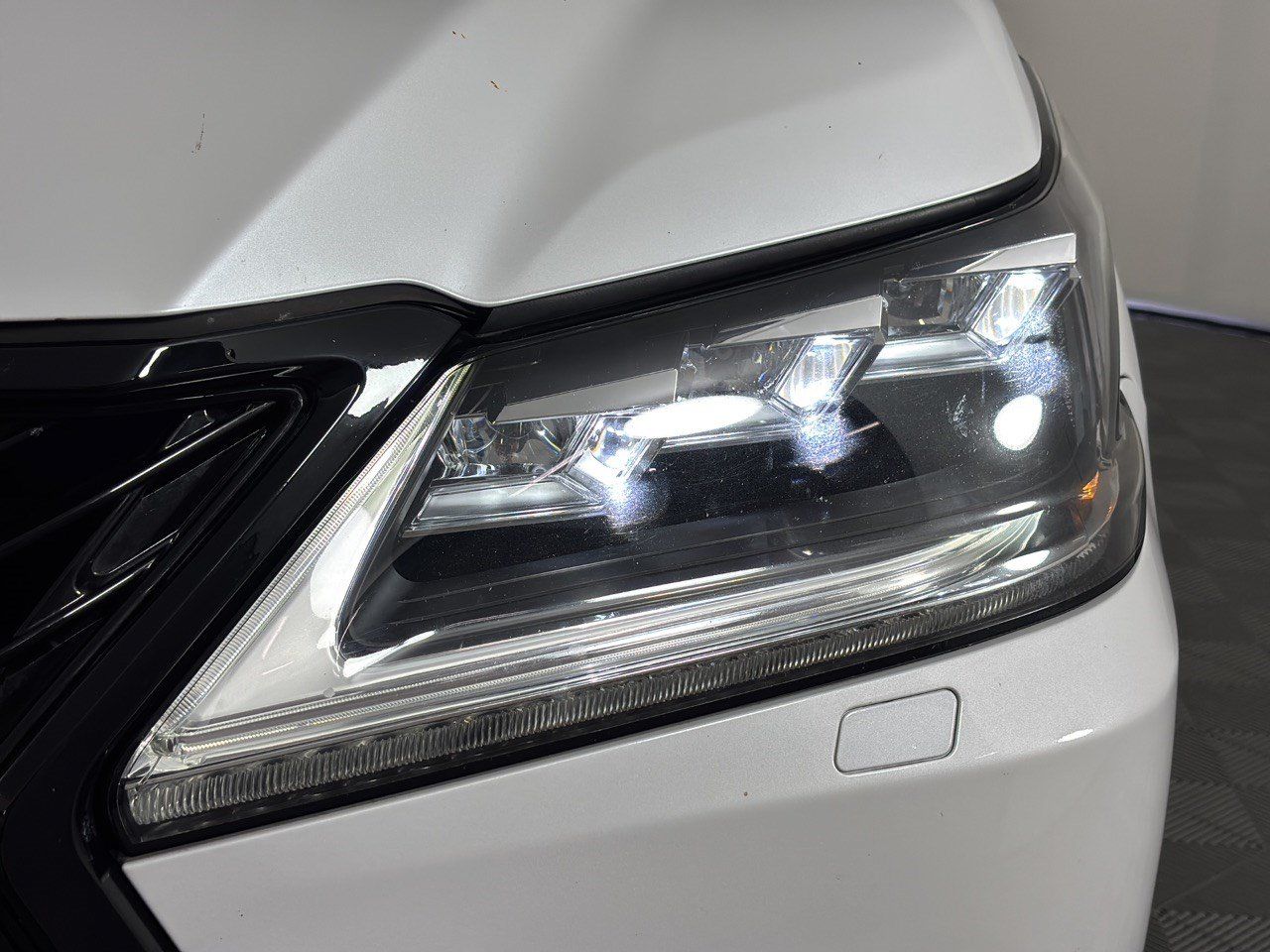 Used 2018 Lexus LX 570 4WD w/ Luxury Package image 12