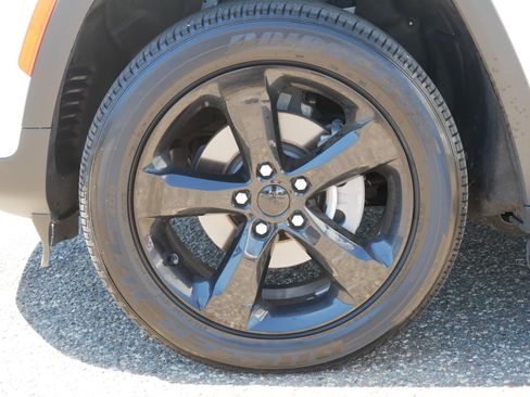 Used 2023 Jeep Grand Cherokee Altitude AWD/4WD image 15