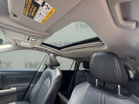 Used 2023 Toyota Highlander XLE FWD image 6