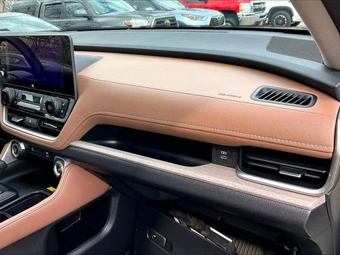 Used 2024 Toyota Grand Highlander Platinum image 18