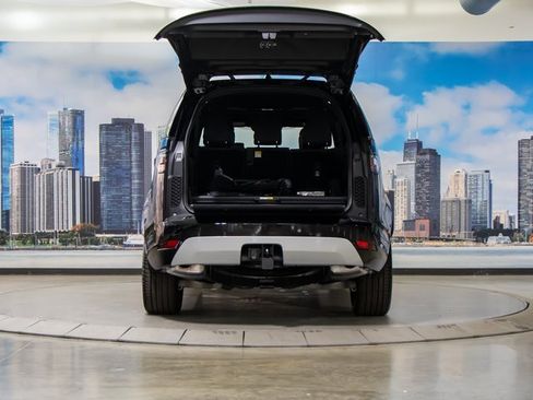 Certified 2025 Land Rover Discovery Metropolitan Edition image 12