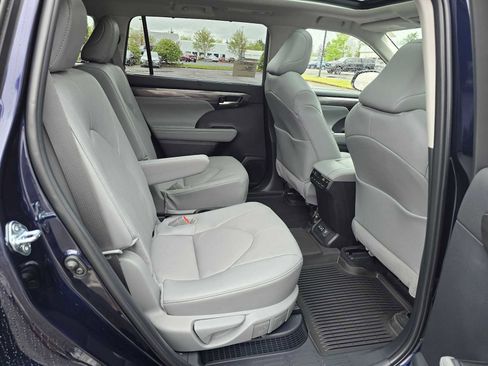 New 2026 Toyota Highlander Platinum AWD/4WD image 13