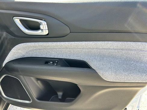 Used 2024 Jeep Compass Latitude image 21