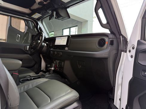 Used 2024 Jeep Gladiator Mojave image 31