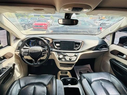 Used 2018 Chrysler Pacifica Touring-L Plus FWD image 15