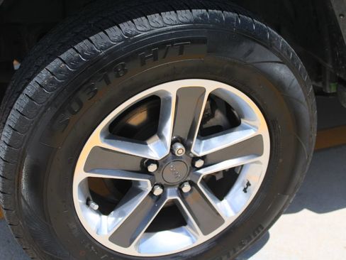 Used 2018 Jeep Wrangler Unlimited Sahara AWD/4WD image 9