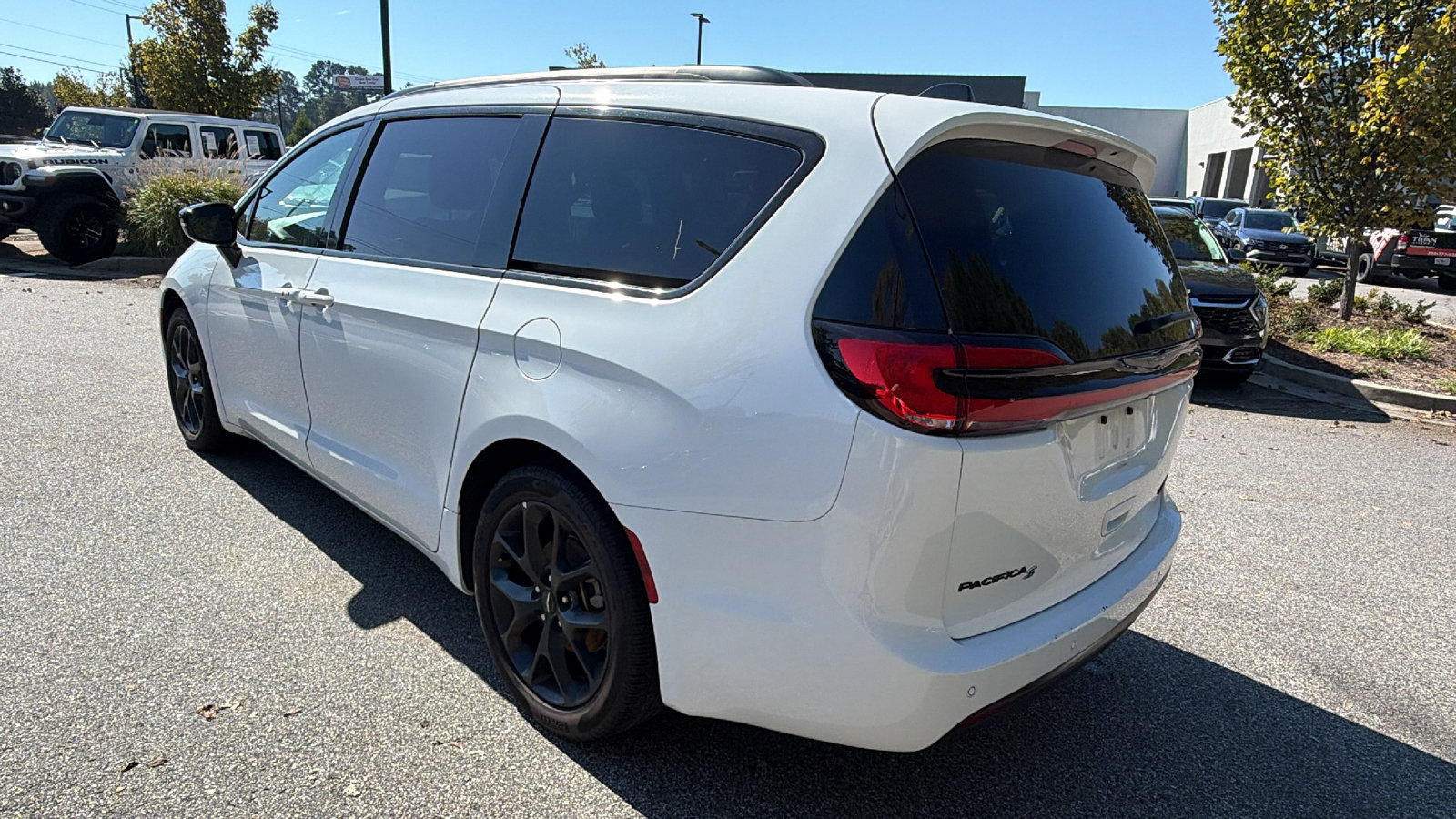 Used 2025 Chrysler Pacifica Limited FWD image 10