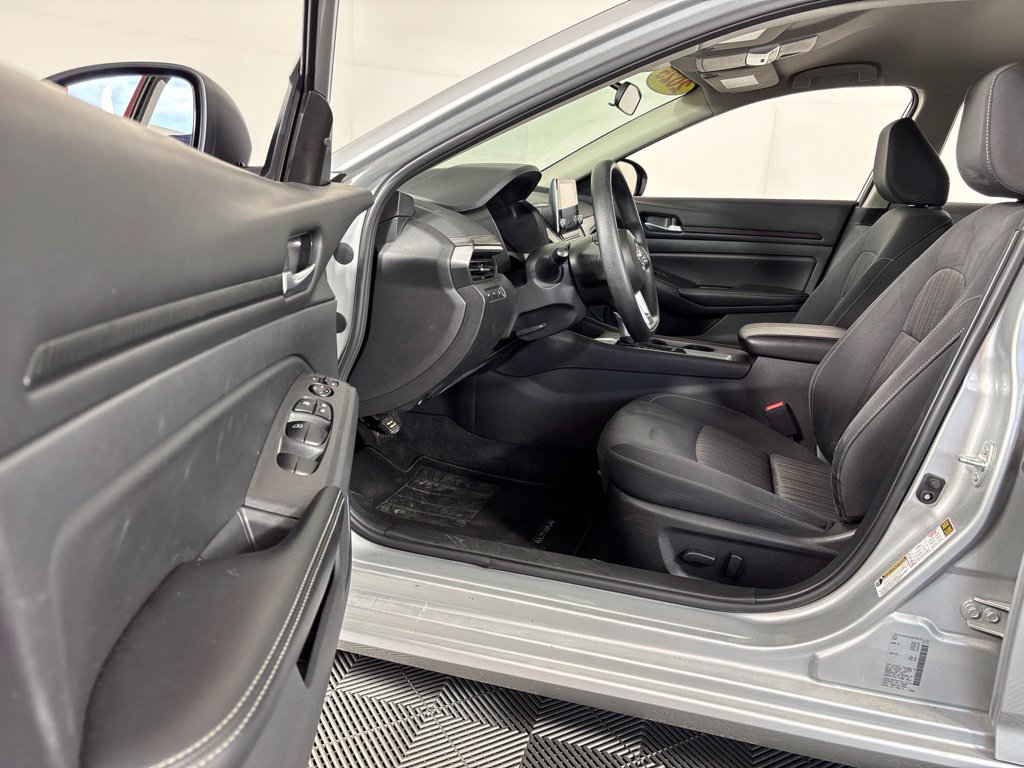 Used 2025 Nissan Altima 2.5 SV FWD image 25