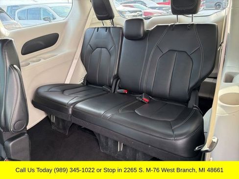 Used 2024 Chrysler Pacifica Touring-L image 30