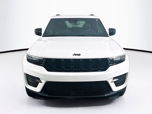 Used 2023 Jeep Grand Cherokee Altitude AWD/4WD image 2