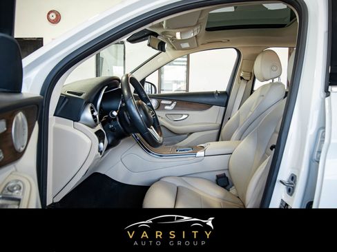 Used 2021 Mercedes-Benz GLC 300 4MATIC w/ Premium Package image 9