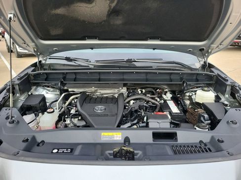 Used 2024 Toyota Highlander LE image 28