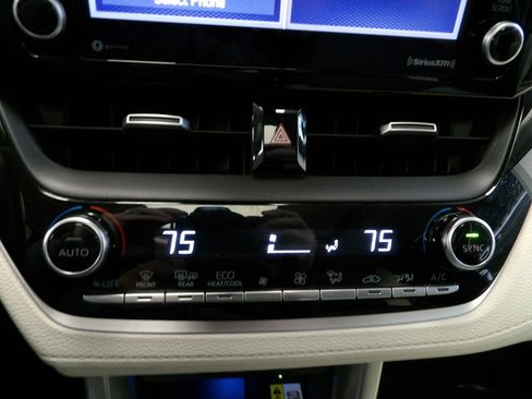 Used 2022 Toyota Corolla Cross XLE image 34