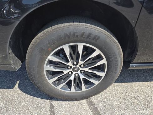 Used 2025 Ford Expedition Max Platinum AWD/4WD image 2