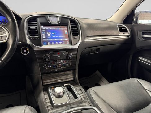 Used 2018 Chrysler 300 Touring L AWD/4WD image 19