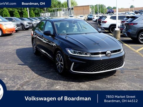 New 2025 Volkswagen Jetta SE image 1
