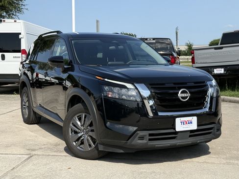 Used 2025 Nissan Pathfinder SV AWD/4WD image 2