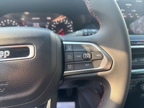 Used 2025 Jeep Compass Trailhawk image 19