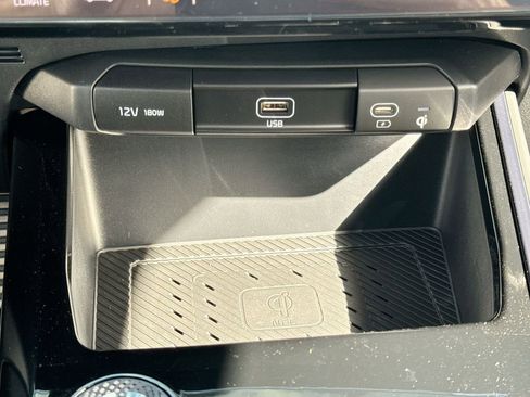 Used 2025 Kia Niro SX Touring image 28