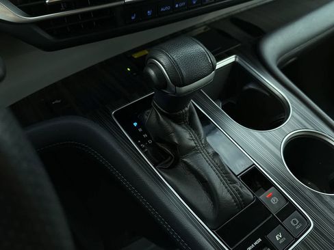 Used 2021 Toyota Sienna Limited image 21