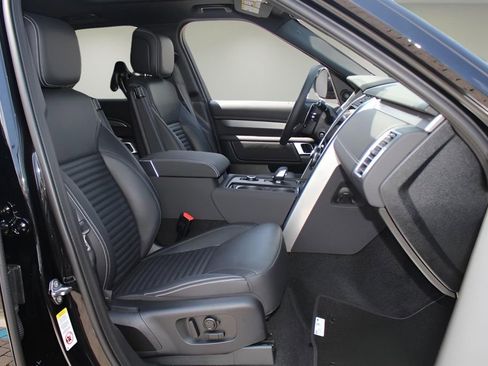 New 2025 Land Rover Discovery Dynamic SE image 17