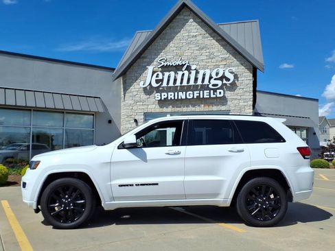Used 2021 Jeep Grand Cherokee Laredo X AWD/4WD image 2