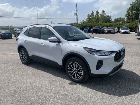 New 2025 Ford Escape SE image 2