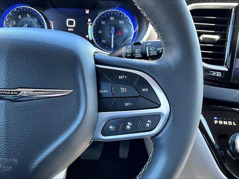 Used 2023 Chrysler Pacifica Touring-L FWD image 13