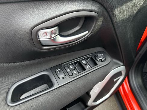 Used 2021 Jeep Renegade Latitude w/ Sun & Sound Group AWD/4WD image 9