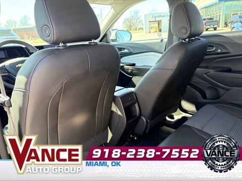Used 2025 Chevrolet Trax LT w/ LT Convenience Package image 14