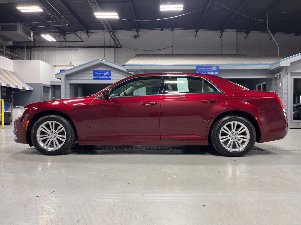 Used 2018 Chrysler 300 Touring L RWD image 4