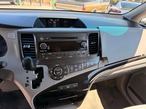 Used 2014 Toyota Sienna LE image 26