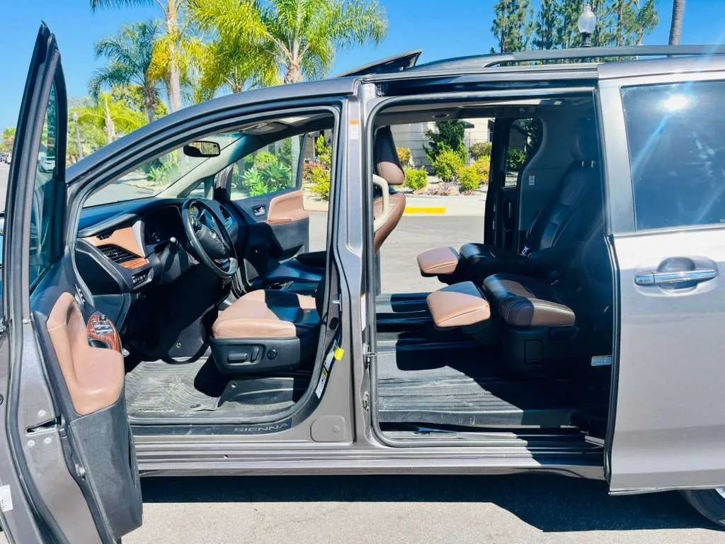 Used 2017 Toyota Sienna Limited FWD image 15