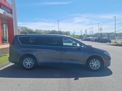 Used 2023 Chrysler Pacifica Touring-L FWD image 2