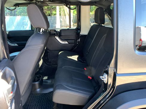 Used 2015 Jeep Wrangler Unlimited Sahara w/ Connectivity Group AWD/4WD image 18
