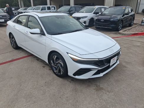 Used 2025 Hyundai Elantra SEL FWD image 6