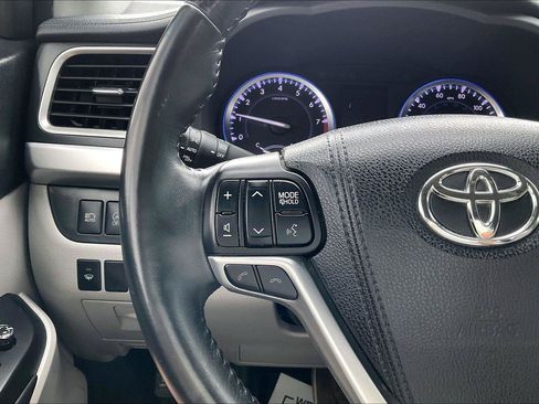 Used 2018 Toyota Highlander XLE AWD/4WD image 18